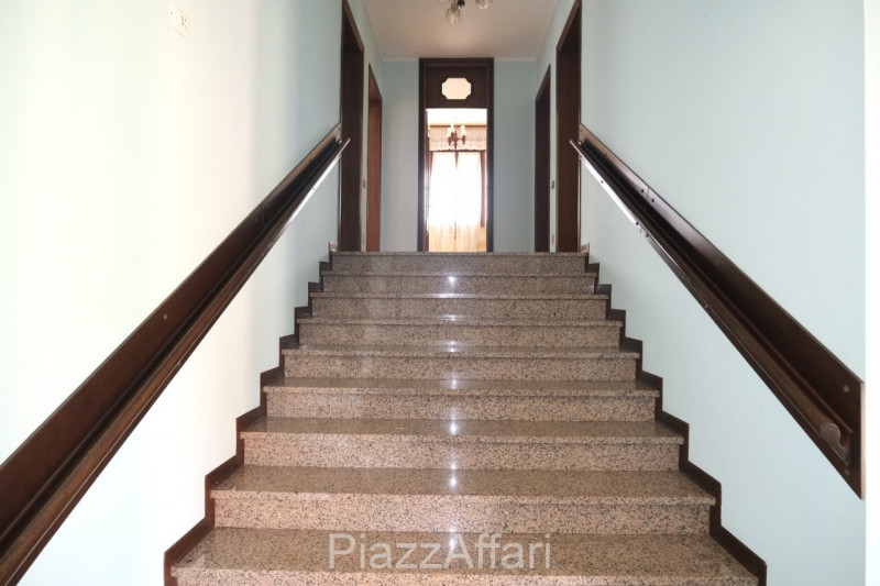 In zona rurale, non isolata, proponiamo in vendita interessante casa di campagna con circa 8.000 ...