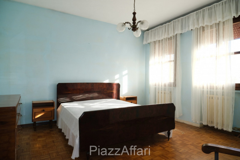 In zona rurale, non isolata, proponiamo in vendita interessante casa di campagna con circa 8.000 ...