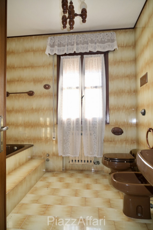 In zona rurale, non isolata, proponiamo in vendita interessante casa di campagna con circa 8.000 ...