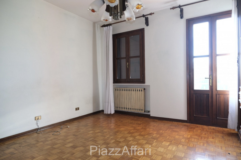 In zona rurale, non isolata, proponiamo in vendita interessante casa di campagna con circa 8.000 ...