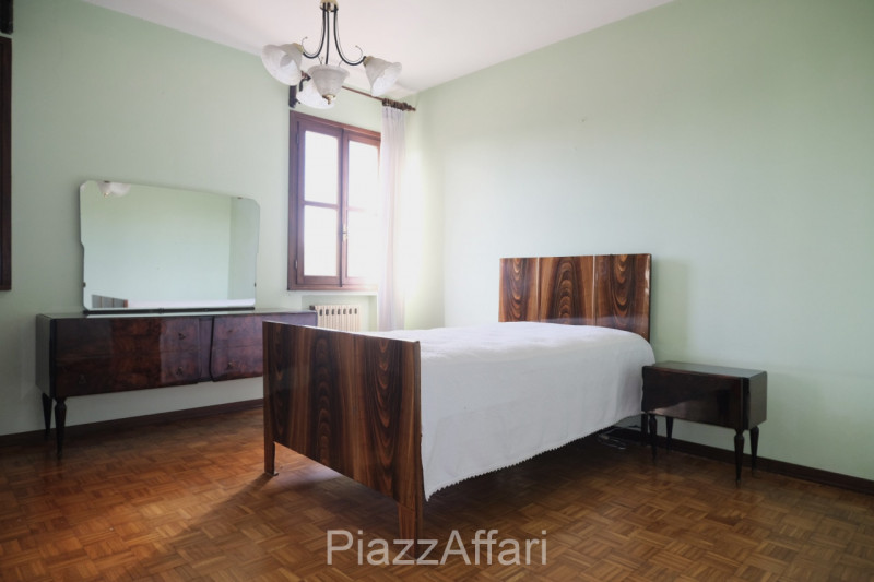 In zona rurale, non isolata, proponiamo in vendita interessante casa di campagna con circa 8.000 ...