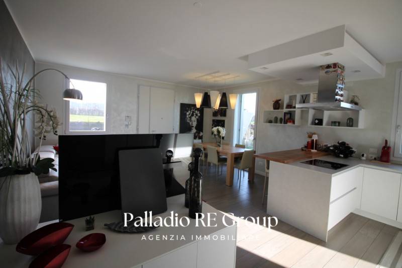 Nella ricercata zona di Vicenza detta "Oasi di Casale "
Villa Giardino 3 Camere Box Terrazzo

La ...