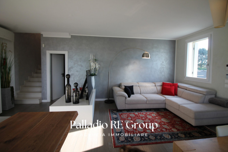 Nella ricercata zona di Vicenza detta "Oasi di Casale "
Villa Giardino 3 Camere Box Terrazzo

La ...