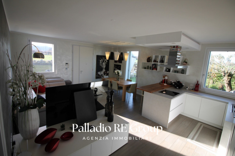 Nella ricercata zona di Vicenza detta "Oasi di Casale "
Villa Giardino 3 Camere Box Terrazzo

La ...