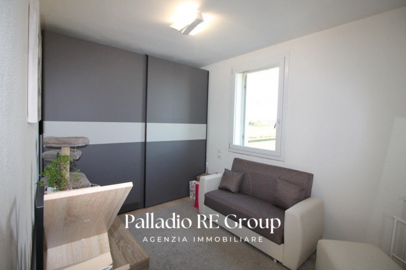 Nella ricercata zona di Vicenza detta "Oasi di Casale "
Villa Giardino 3 Camere Box Terrazzo

La ...