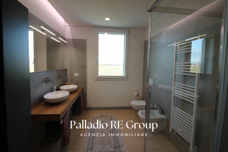 Nella ricercata zona di Vicenza detta "Oasi di Casale "
Villa Giardino 3 Camere Box Terrazzo

La ...