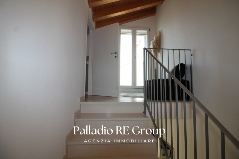 Nella ricercata zona di Vicenza detta "Oasi di Casale "
Villa Giardino 3 Camere Box Terrazzo

La ...