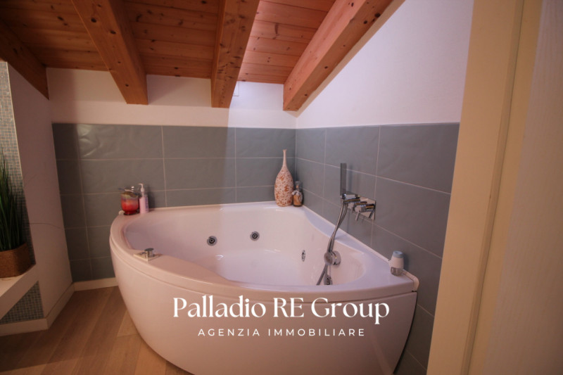 Nella ricercata zona di Vicenza detta "Oasi di Casale "
Villa Giardino 3 Camere Box Terrazzo

La ...