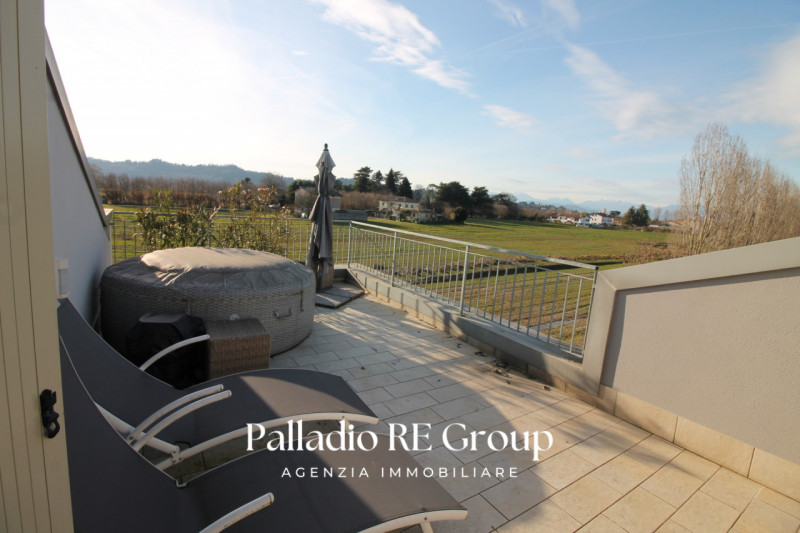 Nella ricercata zona di Vicenza detta "Oasi di Casale "
Villa Giardino 3 Camere Box Terrazzo

La ...