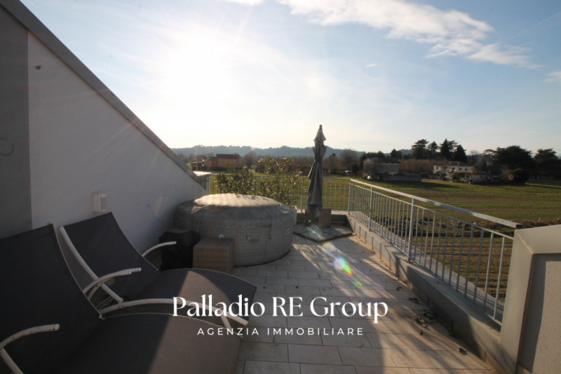 Nella ricercata zona di Vicenza detta "Oasi di Casale "
Villa Giardino 3 Camere Box Terrazzo

La ...