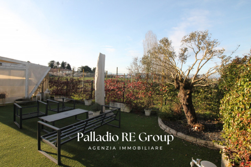 Nella ricercata zona di Vicenza detta "Oasi di Casale "
Villa Giardino 3 Camere Box Terrazzo

La ...