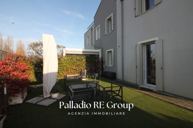 Nella ricercata zona di Vicenza detta "Oasi di Casale "
Villa Giardino 3 Camere Box Terrazzo

La ...