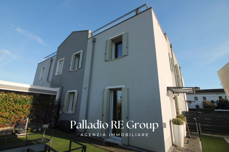 Nella ricercata zona di Vicenza detta "Oasi di Casale "
Villa Giardino 3 Camere Box Terrazzo

La ...