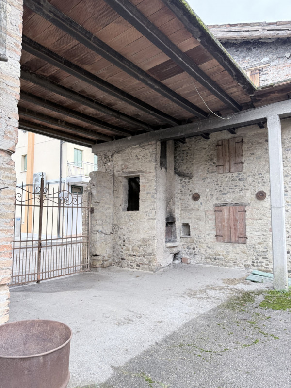 (Per INFO Fabrizio 333 7743912) In un'area di alto valore paesaggistico e storico e a pochissimi ...