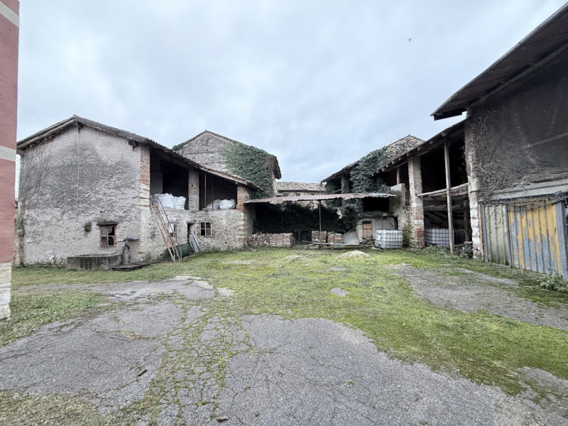 (Per INFO Fabrizio 333 7743912) In un'area di alto valore paesaggistico e storico e a pochissimi ...