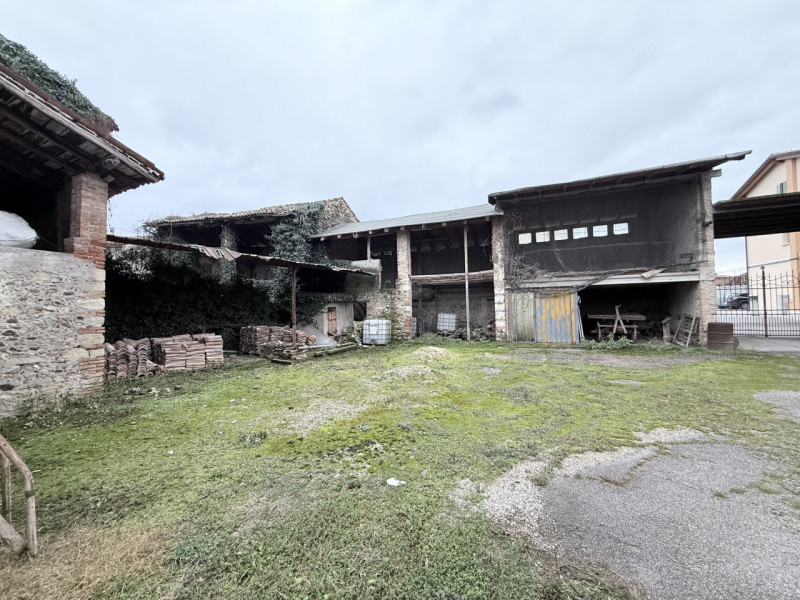 (Per INFO Fabrizio 333 7743912) In un'area di alto valore paesaggistico e storico e a pochissimi ...