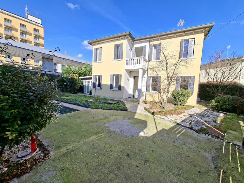 In via Turazza, a Padova, proponiamo una casa singola su due livelli completamente ristrutturata ...