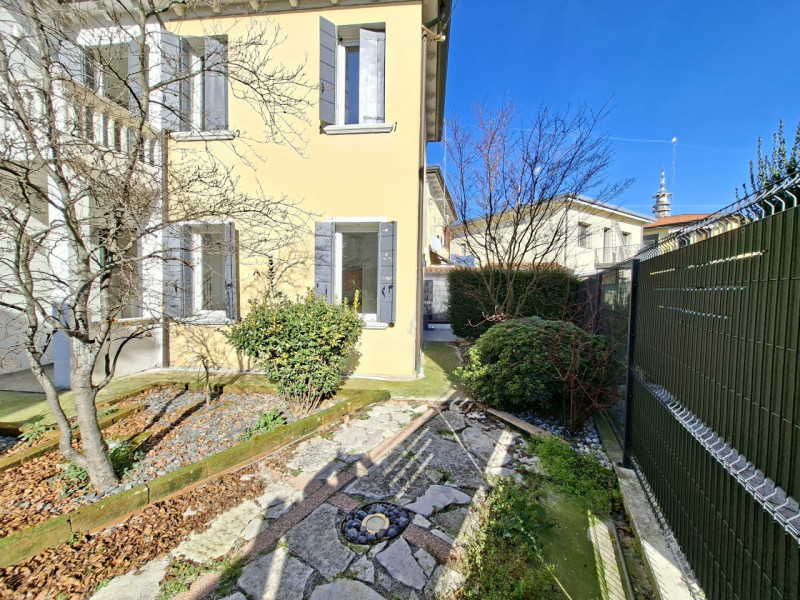 In via Turazza, a Padova, proponiamo una casa singola su due livelli completamente ristrutturata ...