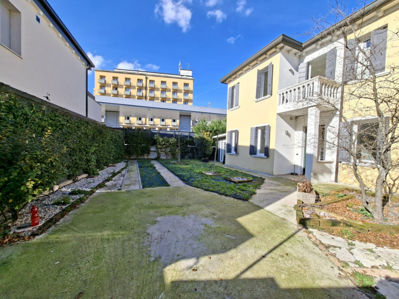 In via Turazza, a Padova, proponiamo una casa singola su due livelli completamente ristrutturata ...