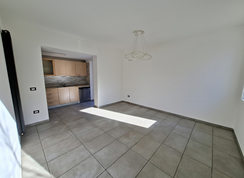 In via Turazza, a Padova, proponiamo una casa singola su due livelli completamente ristrutturata ...