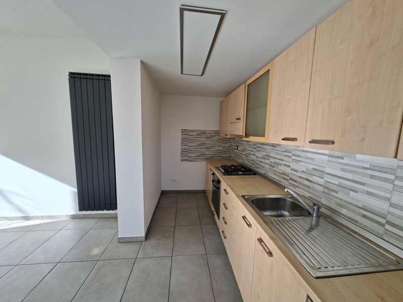 In via Turazza, a Padova, proponiamo una casa singola su due livelli completamente ristrutturata ...