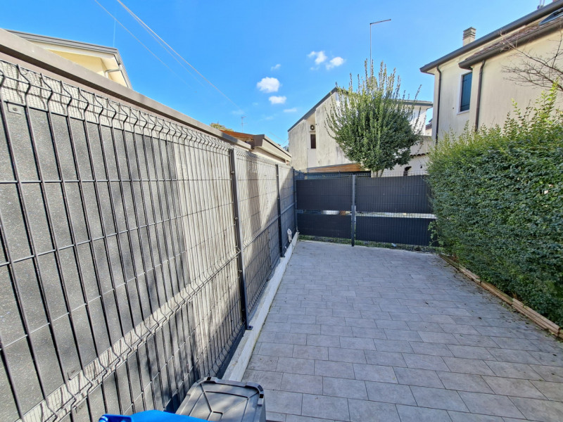 In via Turazza, a Padova, proponiamo una casa singola su due livelli completamente ristrutturata ...