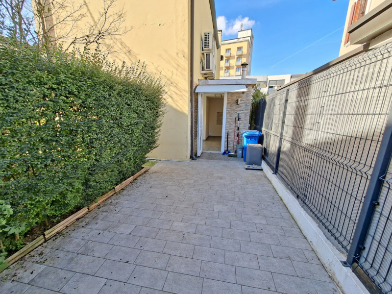 In via Turazza, a Padova, proponiamo una casa singola su due livelli completamente ristrutturata ...