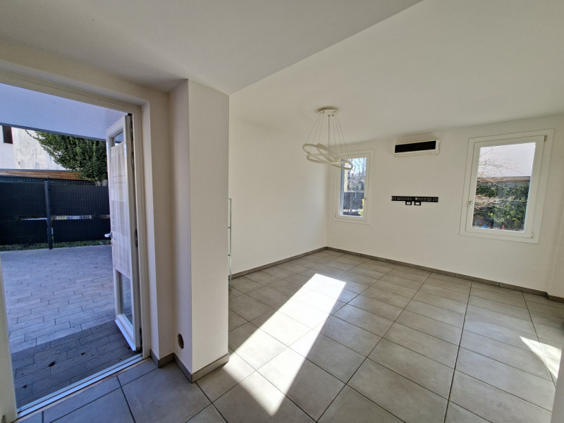 In via Turazza, a Padova, proponiamo una casa singola su due livelli completamente ristrutturata ...