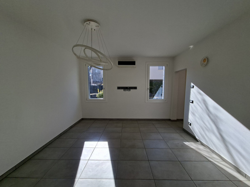 In via Turazza, a Padova, proponiamo una casa singola su due livelli completamente ristrutturata ...