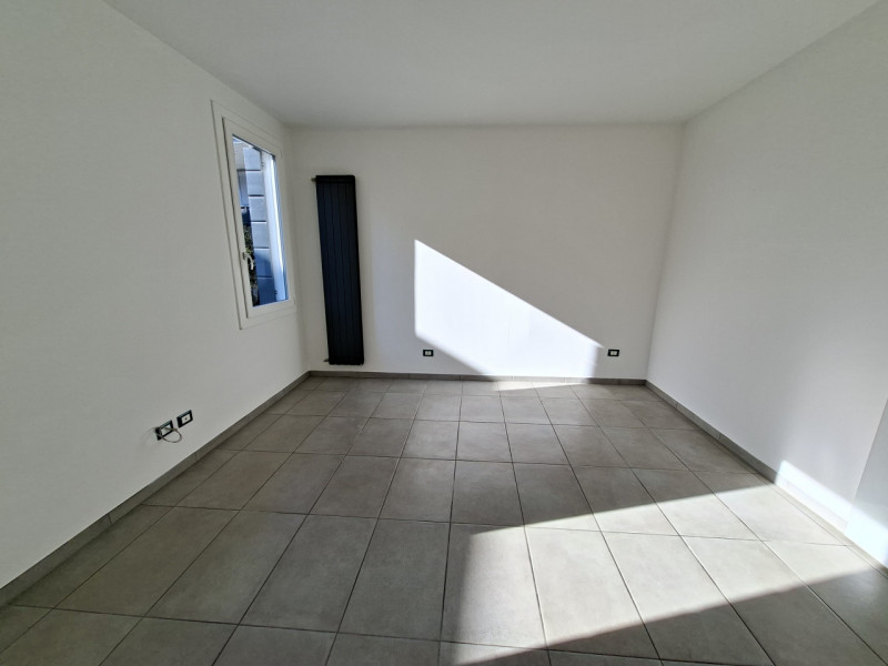 In via Turazza, a Padova, proponiamo una casa singola su due livelli completamente ristrutturata ...