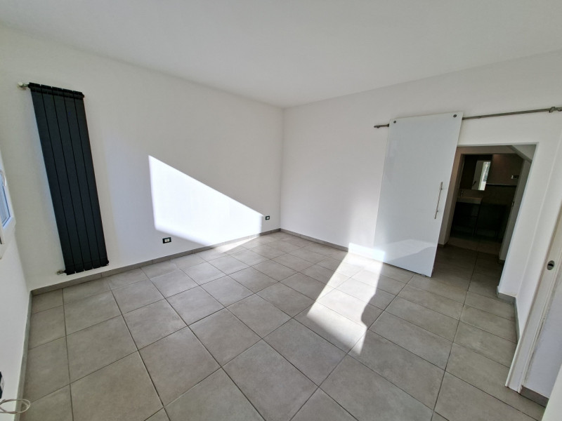 In via Turazza, a Padova, proponiamo una casa singola su due livelli completamente ristrutturata ...