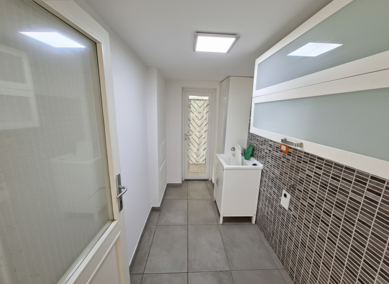 In via Turazza, a Padova, proponiamo una casa singola su due livelli completamente ristrutturata ...