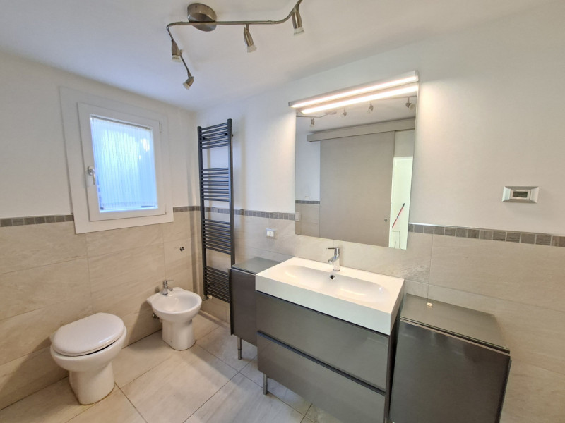 In via Turazza, a Padova, proponiamo una casa singola su due livelli completamente ristrutturata ...