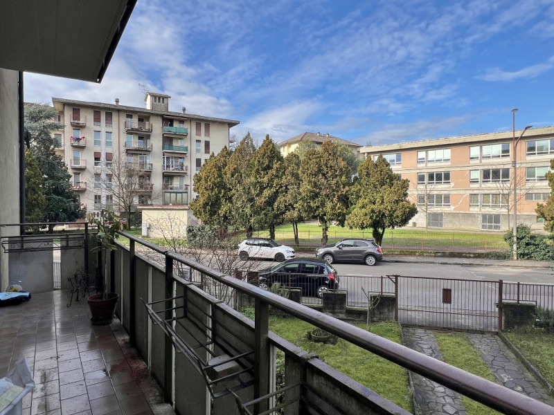 APPARTAMENTO TRICAMERE CON DUE BAGNI, CUCINA SEPARATA E GARAGE IN VENDITA A VICENZA OVEST:-Rif. 8...