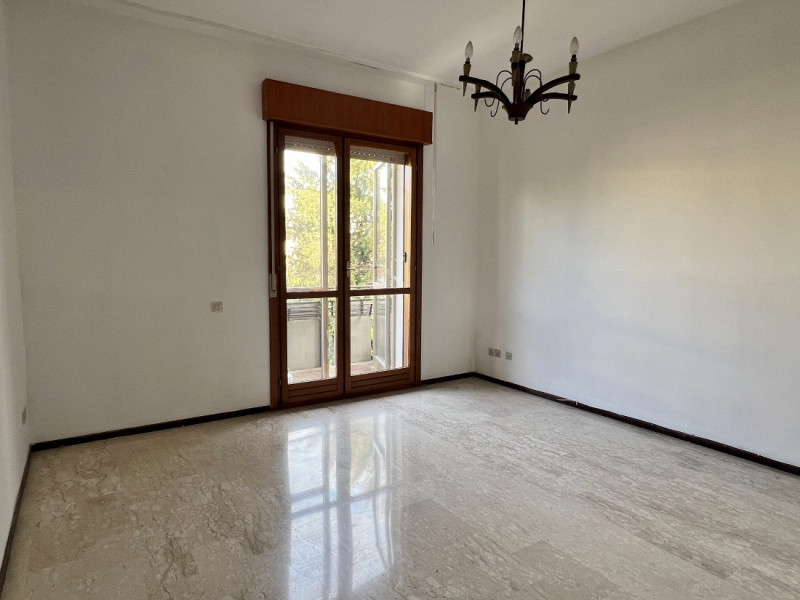 APPARTAMENTO TRICAMERE CON DUE BAGNI, CUCINA SEPARATA E GARAGE IN VENDITA A VICENZA OVEST:-Rif. 8...