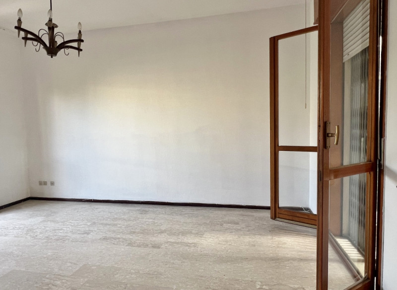 APPARTAMENTO TRICAMERE CON DUE BAGNI, CUCINA SEPARATA E GARAGE IN VENDITA A VICENZA OVEST:-Rif. 8...