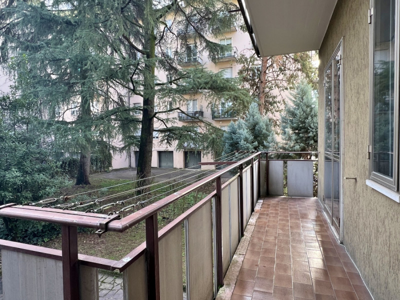 APPARTAMENTO TRICAMERE CON DUE BAGNI, CUCINA SEPARATA E GARAGE IN VENDITA A VICENZA OVEST:-Rif. 8...