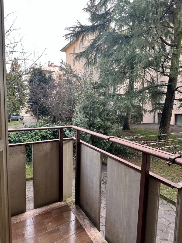 APPARTAMENTO TRICAMERE CON DUE BAGNI, CUCINA SEPARATA E GARAGE IN VENDITA A VICENZA OVEST:-Rif. 8...