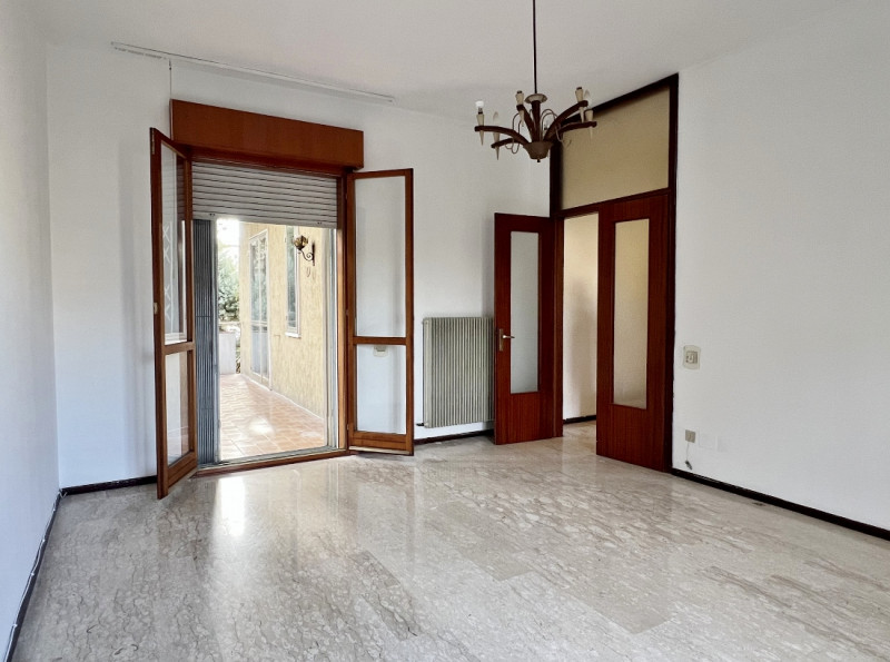 APPARTAMENTO TRICAMERE CON DUE BAGNI, CUCINA SEPARATA E GARAGE IN VENDITA A VICENZA OVEST:-Rif. 8...