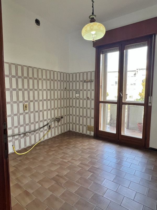APPARTAMENTO TRICAMERE CON DUE BAGNI, CUCINA SEPARATA E GARAGE IN VENDITA A VICENZA OVEST:-Rif. 8...