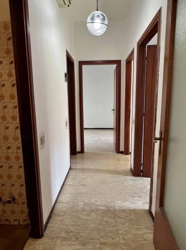 APPARTAMENTO TRICAMERE CON DUE BAGNI, CUCINA SEPARATA E GARAGE IN VENDITA A VICENZA OVEST:-Rif. 8...