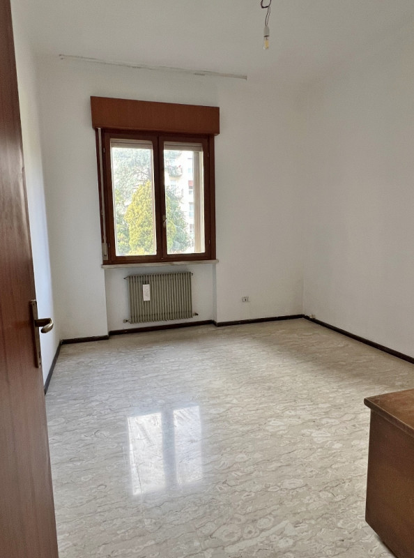 APPARTAMENTO TRICAMERE CON DUE BAGNI, CUCINA SEPARATA E GARAGE IN VENDITA A VICENZA OVEST:-Rif. 8...