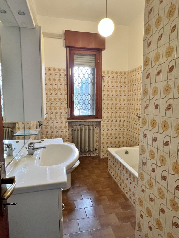 APPARTAMENTO TRICAMERE CON DUE BAGNI, CUCINA SEPARATA E GARAGE IN VENDITA A VICENZA OVEST:-Rif. 8...