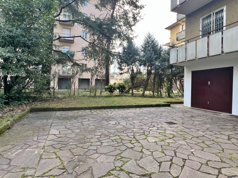 APPARTAMENTO TRICAMERE CON DUE BAGNI, CUCINA SEPARATA E GARAGE IN VENDITA A VICENZA OVEST:-Rif. 8...