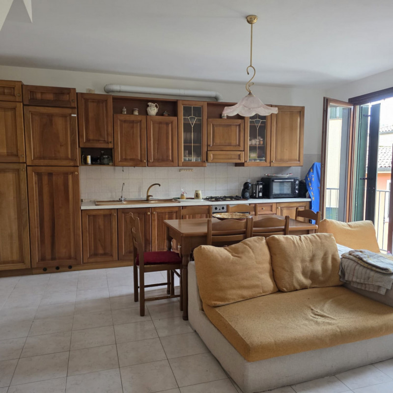 disponibile in piccolo contesto con ingresso per soli 3 appartamenti immobile duplex composto da:...