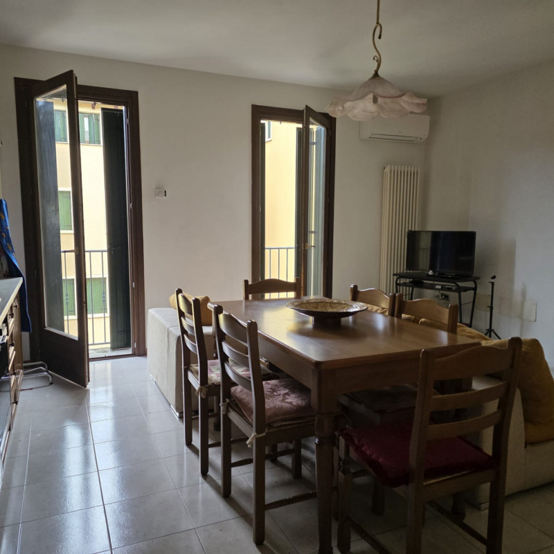 disponibile in piccolo contesto con ingresso per soli 3 appartamenti immobile duplex composto da:...