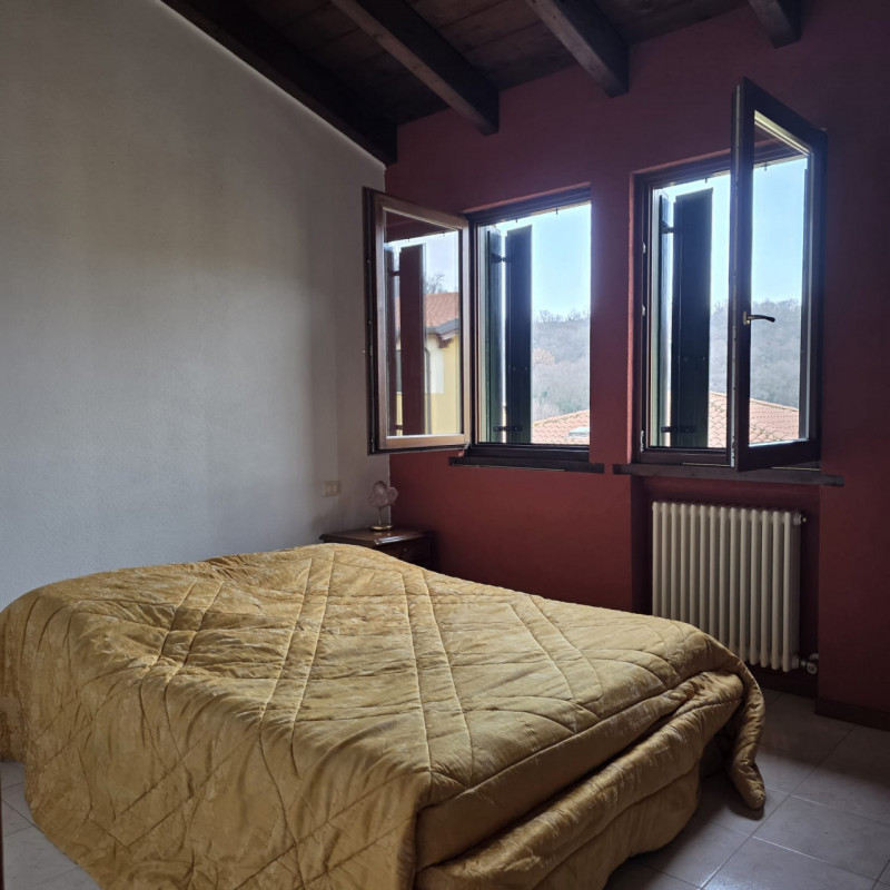 disponibile in piccolo contesto con ingresso per soli 3 appartamenti immobile duplex composto da:...