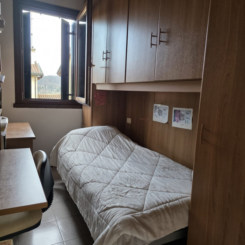 disponibile in piccolo contesto con ingresso per soli 3 appartamenti immobile duplex composto da:...