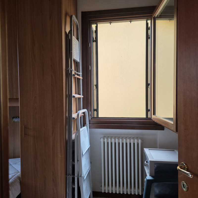 disponibile in piccolo contesto con ingresso per soli 3 appartamenti immobile duplex composto da:...