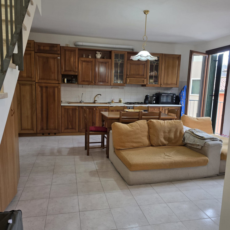 disponibile in piccolo contesto con ingresso per soli 3 appartamenti immobile duplex composto da:...